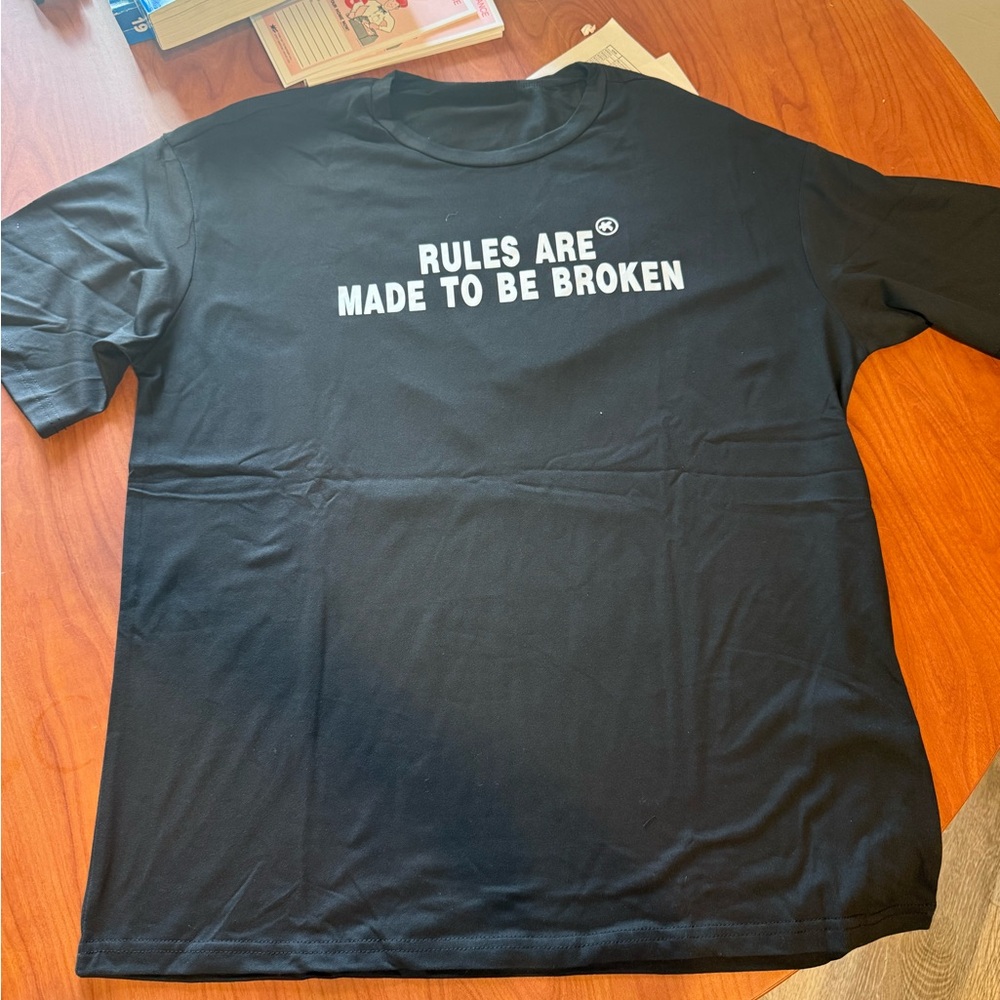 SHEIN Black Short Sleeve Tee with Graphic Design